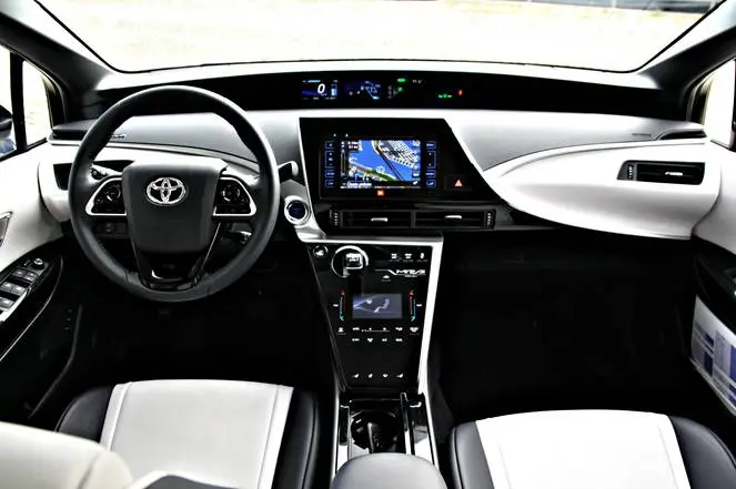 Nos services 2 Interieur Toyota MIrai 1