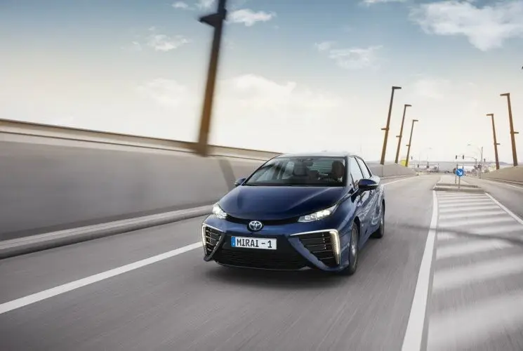 Nos services 1 Toyota Mirai 1 sur route